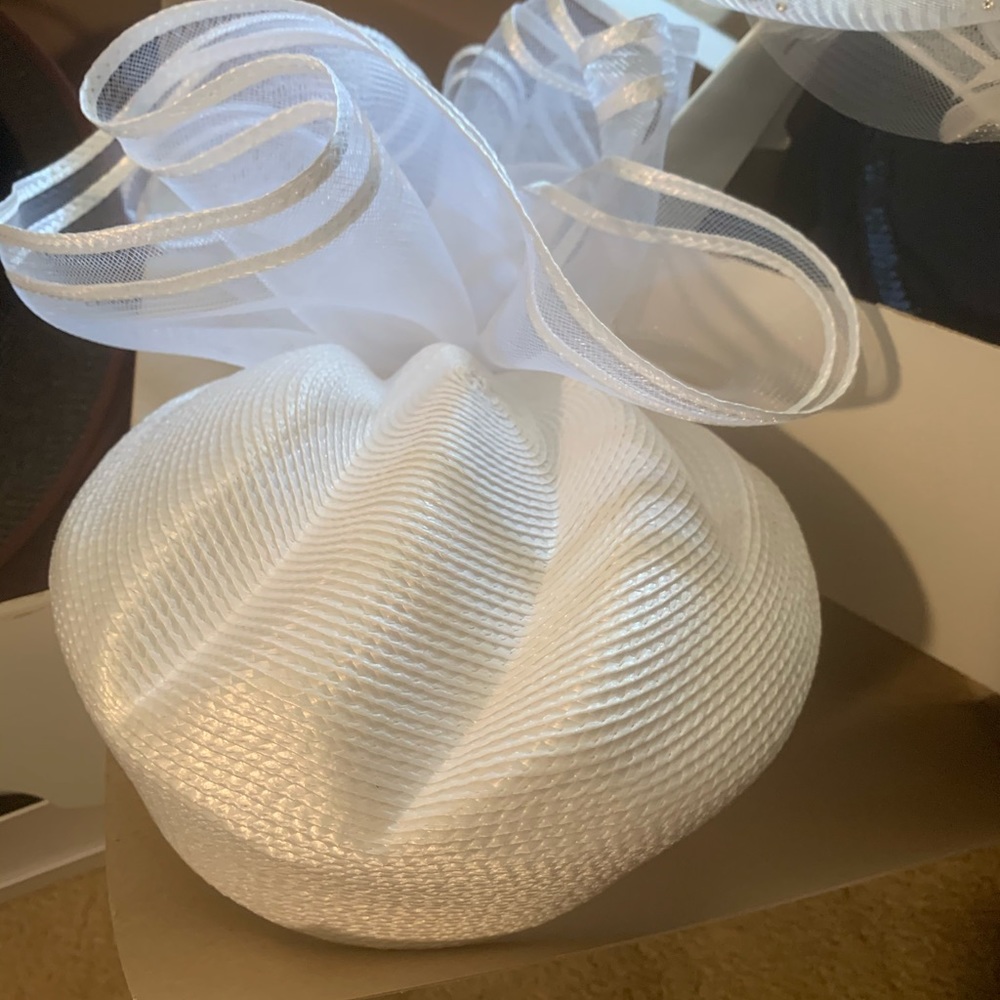 White derby/ church fascinator hat